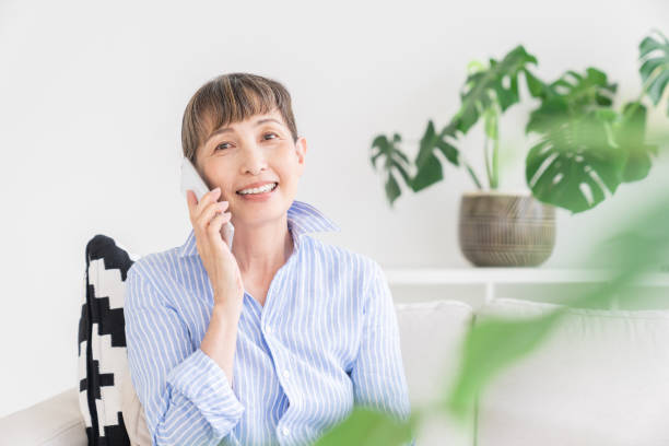 年配の女性が電話で鍵管理システムを使用している写真です。