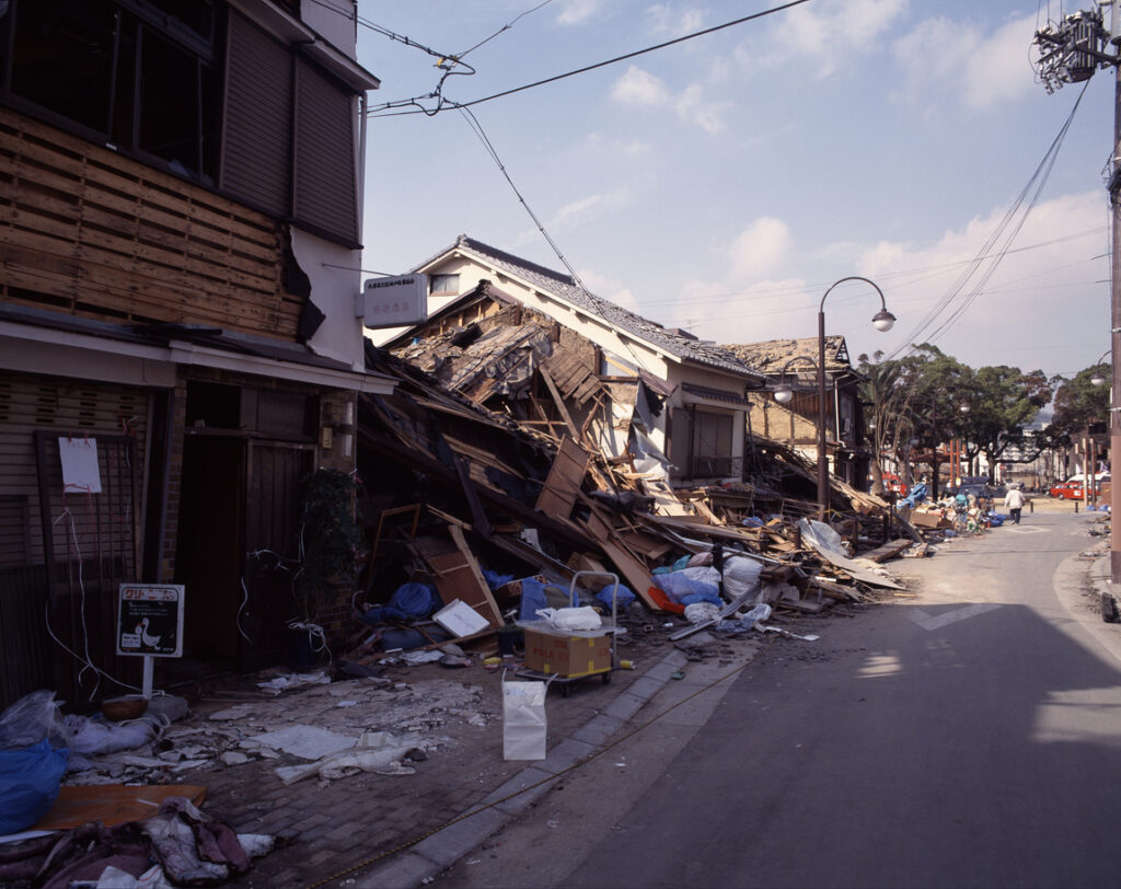 地震で倒壊している家の写真です。